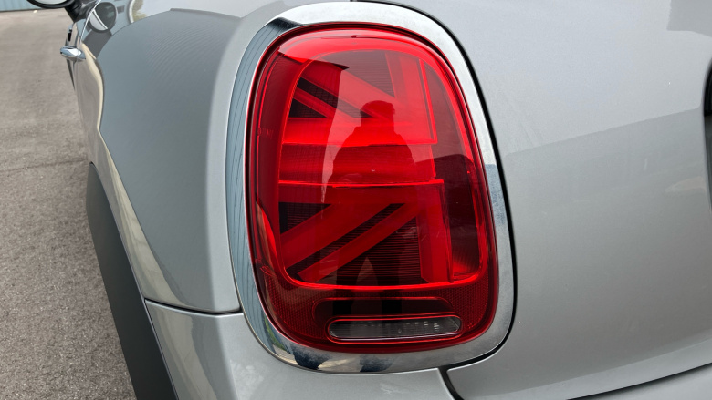 MINI Hatchback 1.5 Cooper Classic Premium 3dr Auto Petrol Hatchback